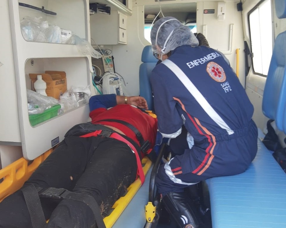 Motociclista foi agredido a pauladas por motorista de carro na AL-115, em Arapiraca — Foto: BPRv