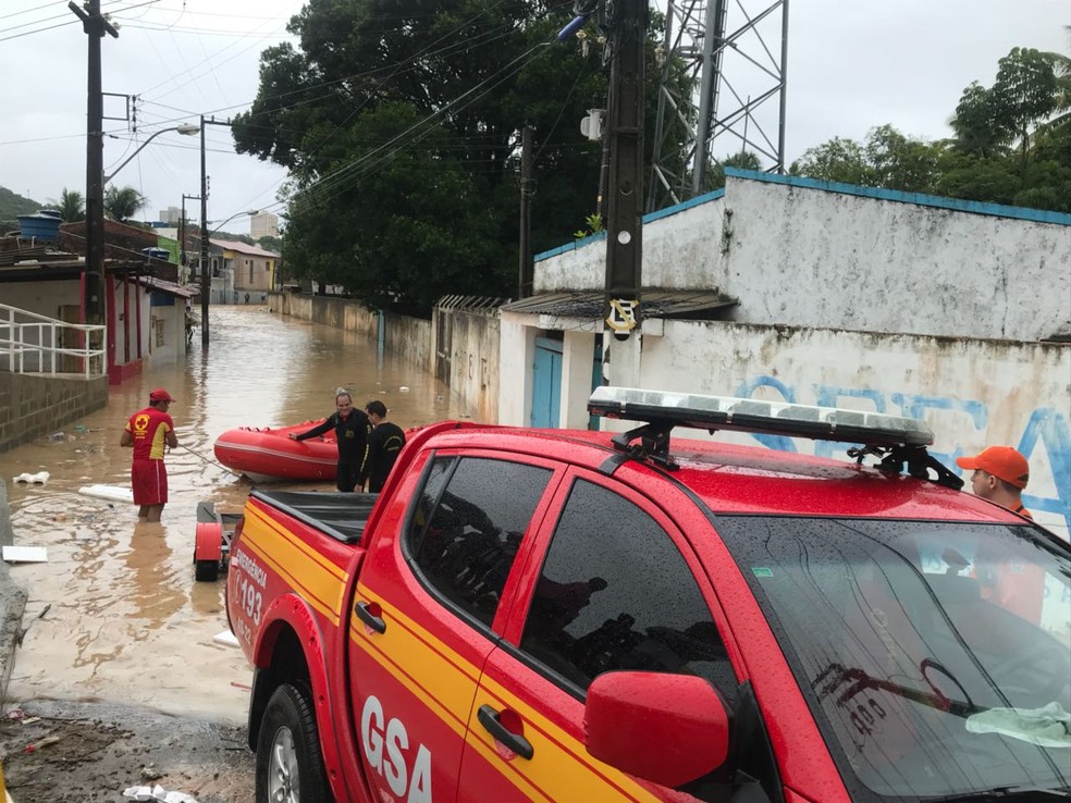 Bombeiros tiveram que usar barco pra ajudar no resgate em Jacarecica (Foto: Michelle Farias)