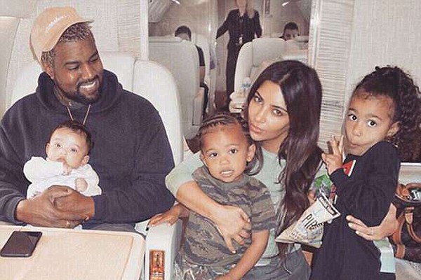 Kanye West, Kim Kardashian e os filhos Chicago, Saint e North (Foto: Instagram)