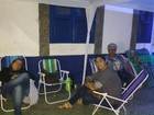Grupo contra empréstimo acampa em frente à Câmara de Cabo Frio, RJ