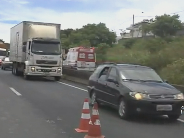 Trânsito ficou lento na Rodovia Comandante João Ribeiro de Barros (Foto: Reprodução/TV TEM)