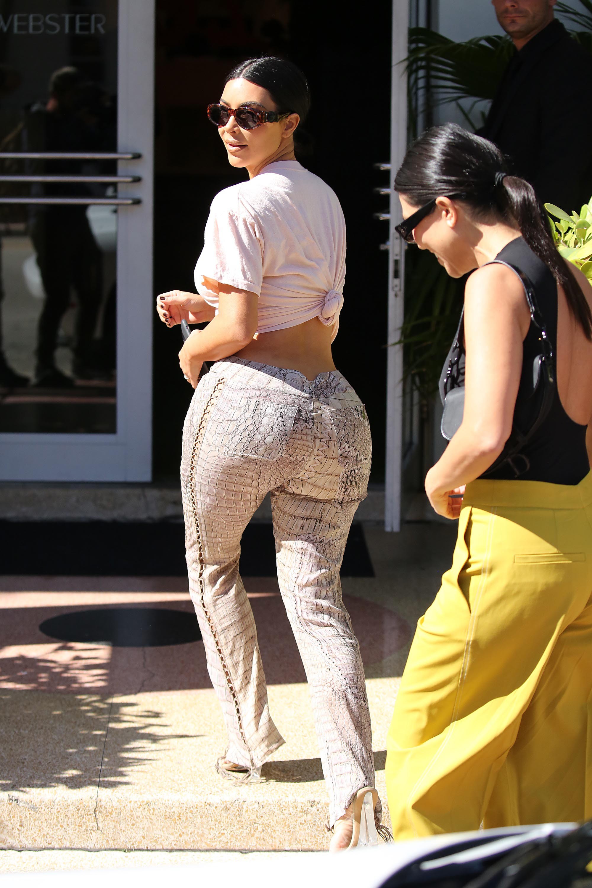 Kim Kardashian passeia com a irmã, Khloe Kardashian (Foto: Mega/The Grosby Group)
