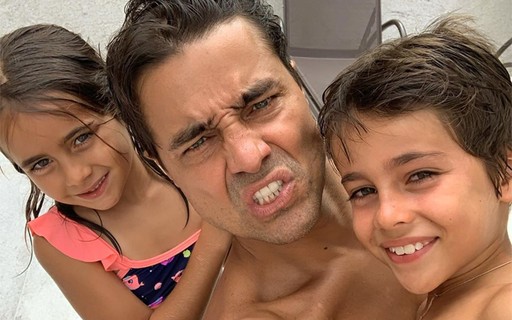 Ricardo Pereira curte sol com os filhos