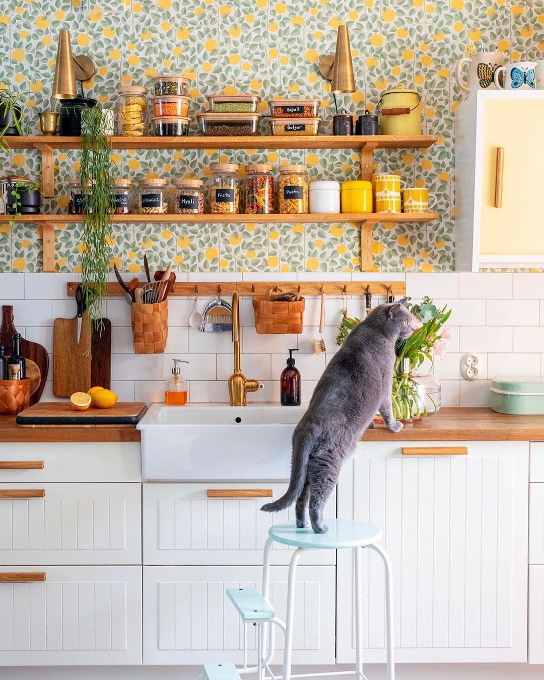 Décor do dia: cozinha com estilo vintage e papel de parede colorido (Foto: Divulgação)