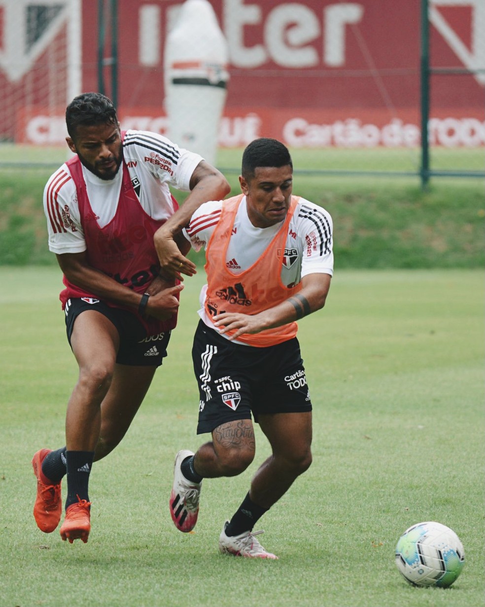 Galeano e Reinaldo durante treino do São Paulo — Foto: Erico Leonan / saopaulofc.net