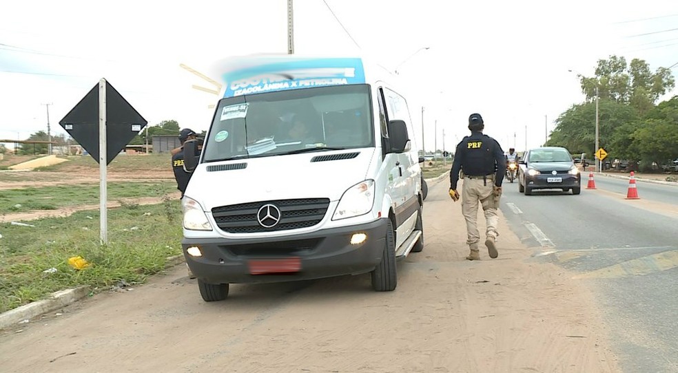 Vans são fiscalizadas pela PRF em Petrolina — Foto: Reprodução / TV Grande Rio