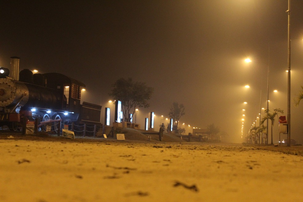 Cinzas causadas pelo incêndio inundaram as ruas do Espaço Alternativo. (Foto: Mayara Subtil/G1)