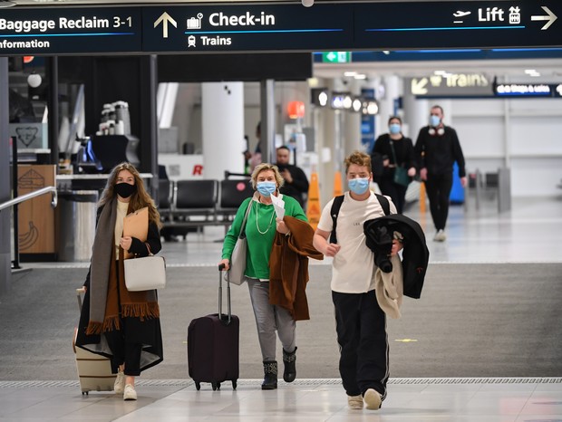 Em tempo de pandemia, passageiros a caminho do embarque no Aeroporto de Sydney, na Austrália (Foto: Getty Images)