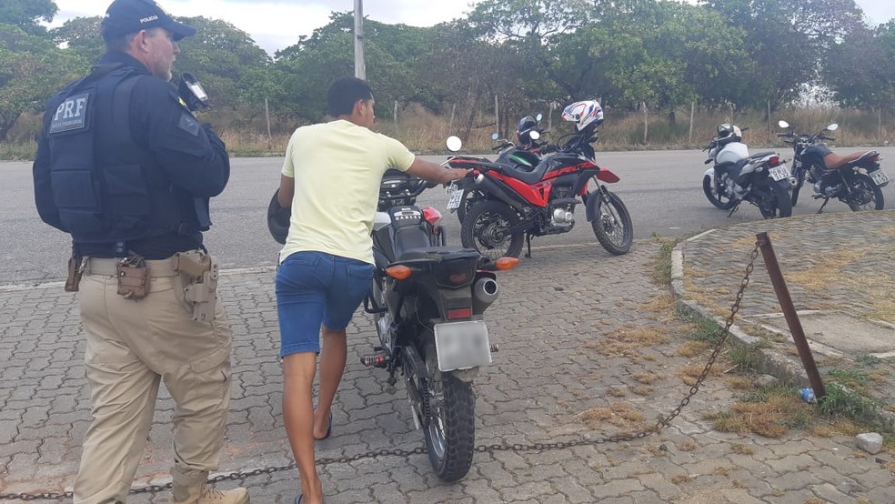 Agentes da PRF constataram diversas irregulares durante operação contra evento de racha no Ceará — Foto: Divulgação/PRF