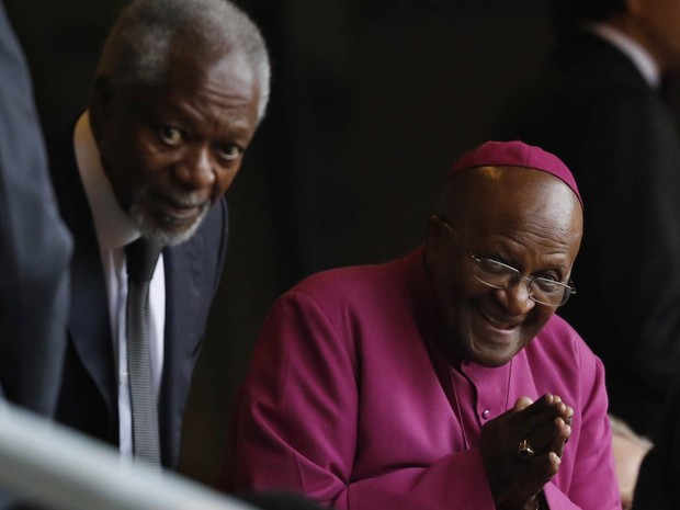 O arcebispo emérito Desmond Tutu saúda pessoas no estádio Soccer City ao lado do ex-secretário-geral da ONU, Kofi Annan (Foto: Ben Curtis/AP)
