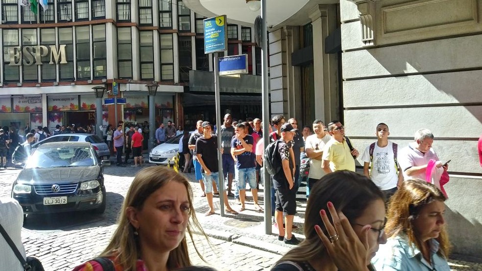Filas no Centro para adquirir ingressos para despedida de Júlio César do Flamengo (Foto: Reprodução)