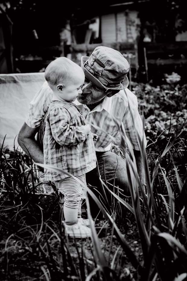 Sempre que possível, o avô troca carinhos com a neta (Foto: Alina Kamińska)