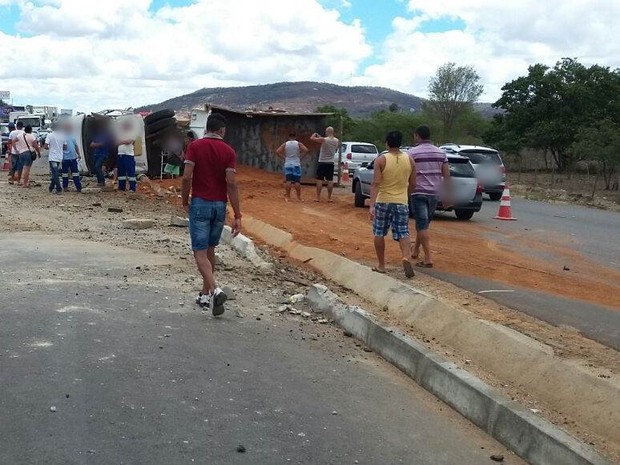 Motorista do caminhão ficou ferido, de acordo com a Polícia Civil (Foto: Divulgação/Corpo de Bombeiros)