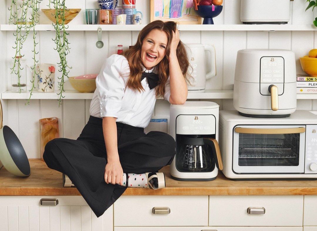 Drew Barrymore posa com os eletrodomésticos da Beautiful Kitchenware (Foto: Reprodução / Instagram )