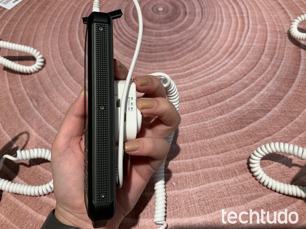 Nokia 800 Touch cabe facilmente nas mãos ou nos bolsos — Foto: Anna Kellen Bull/TechTudo