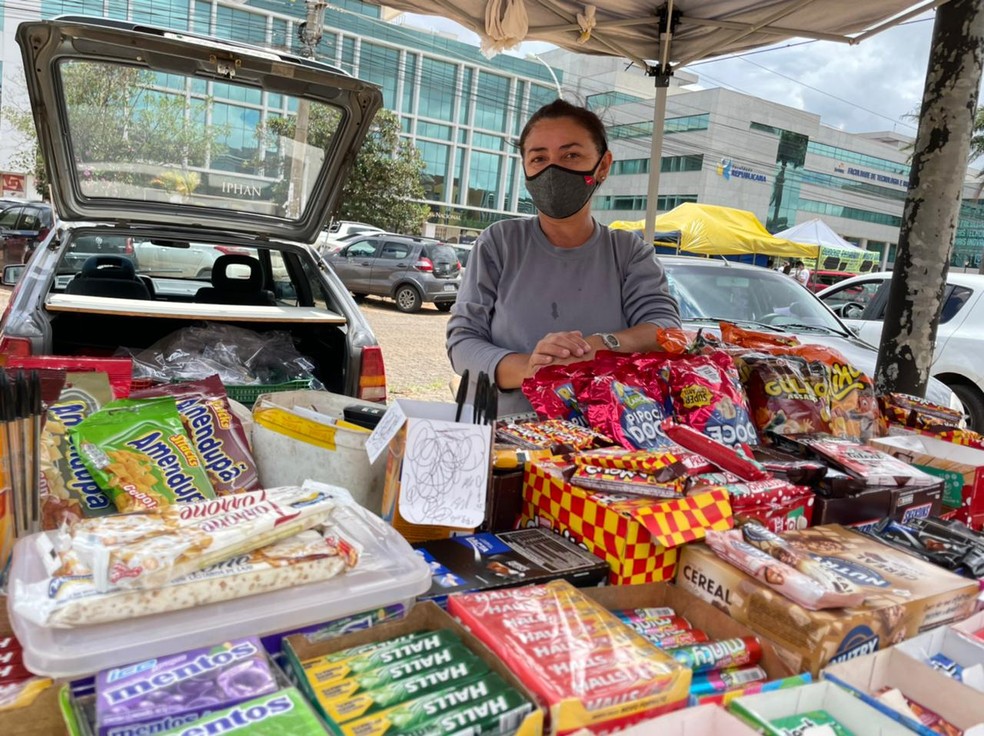 Dalva da Silva, de 49 anos, chegou às 6h em frente a faculdade particular na Asa Sul para vender lanches, canetas e máscaras — Foto: Walder Galvão/g1