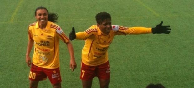 Marta e da Elaine comemorando gol do Tyreso (Foto: Lina Granlund/GLOBOESPORTE.COM)