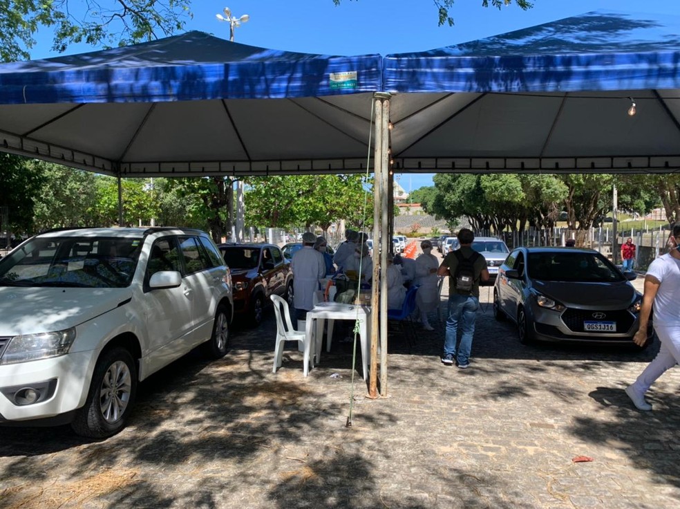 Com drive-thru, UFRN inicia vacina&ccedil;&atilde;o de servidores em Natal &mdash; Foto: Anna Alyne Cunha/Inter TV Cabugi