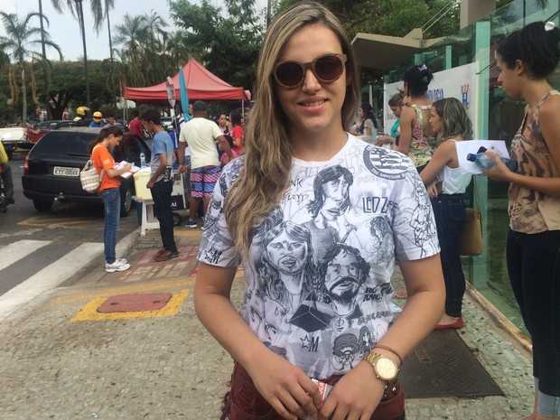 Enem 2015 - sábado (24) - Goiânia - Goiás - Kárita está ansiosa para o tema da redação do Enem (Foto: Paula Resende/ G1)