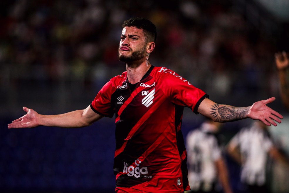 Rômulo comemora gol da classificação do Athletico contra o Libertad — Foto: Staff Images / CONMEBOL