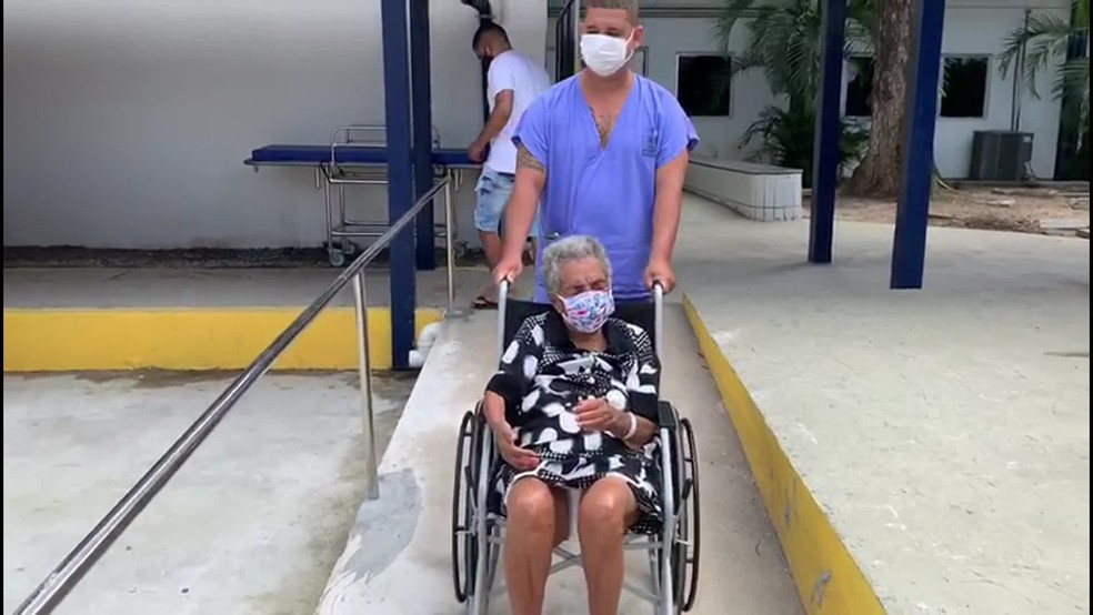 Maria Severina, de 101 anos, venceu a Covid-19 e teve alta de hospital no Recife — Foto: Reprodução/TV Globo