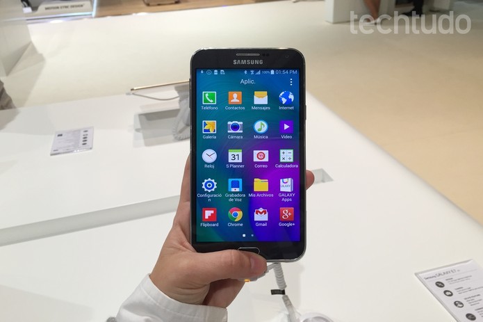 Galaxy E5 mede 5,5 polegadas e é o mais caro entre as novidades (Foto: Gabriela Fiszman)