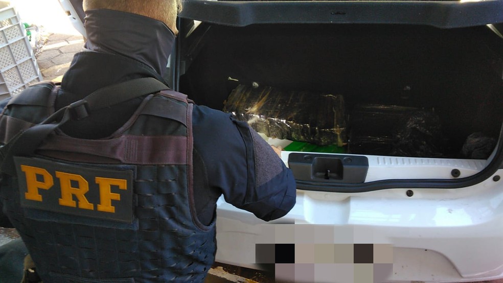 PRF apreendeu 100 quilos de maconha escondidos no carro, abordado em Santa Tereza do Oeste — Foto: Divulgação/PRF