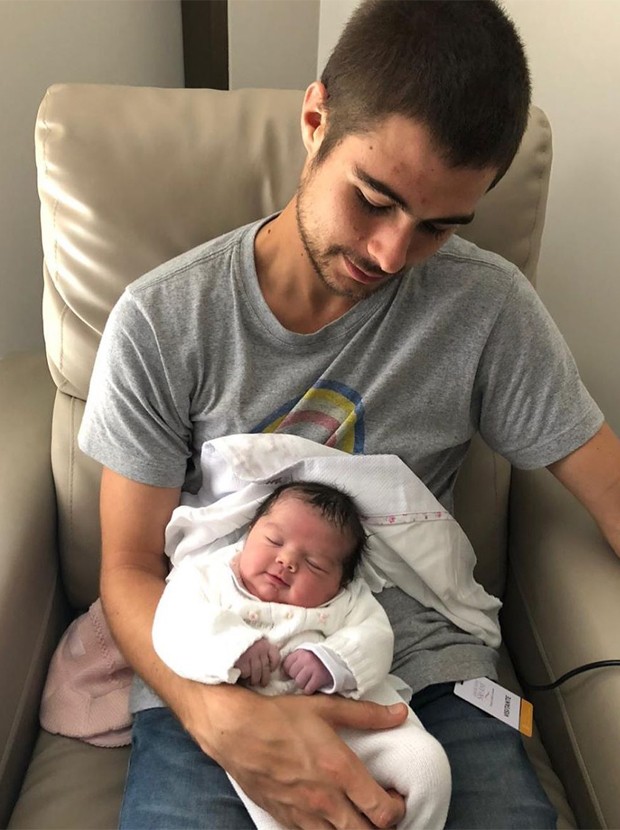 Rafael Vitti e a filha recém-nascida (Foto: Reprodução/Instagram)