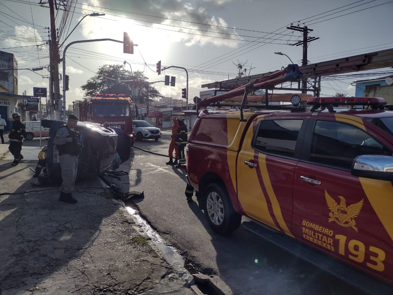 Colisão entre carro e van deixa motorista ferido na Avenida Siqueira Campos em Maceió, AL