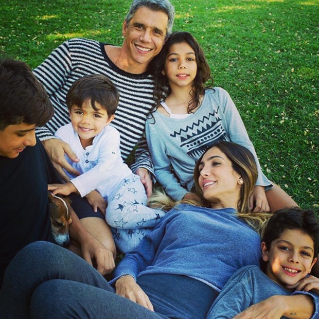 Márcio Garcia e Andréa Santa Rosa com os quatro filhos (Foto: Reprodução/Instagram)