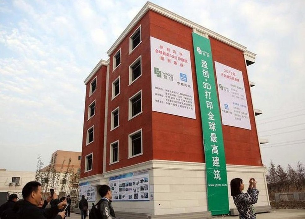 Empresa chinesa WinSun constrói primeiro edifício do mundo com uma impressora 3D — Foto: Reprodução/Cnet