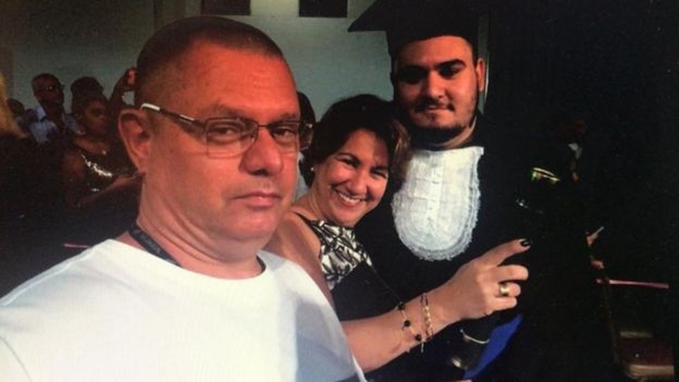 Gabriel Martinez junto com os pais durante sua colação de grau: jovem morreu aos 26 anos — Foto: Arquivo pessoal/BBC