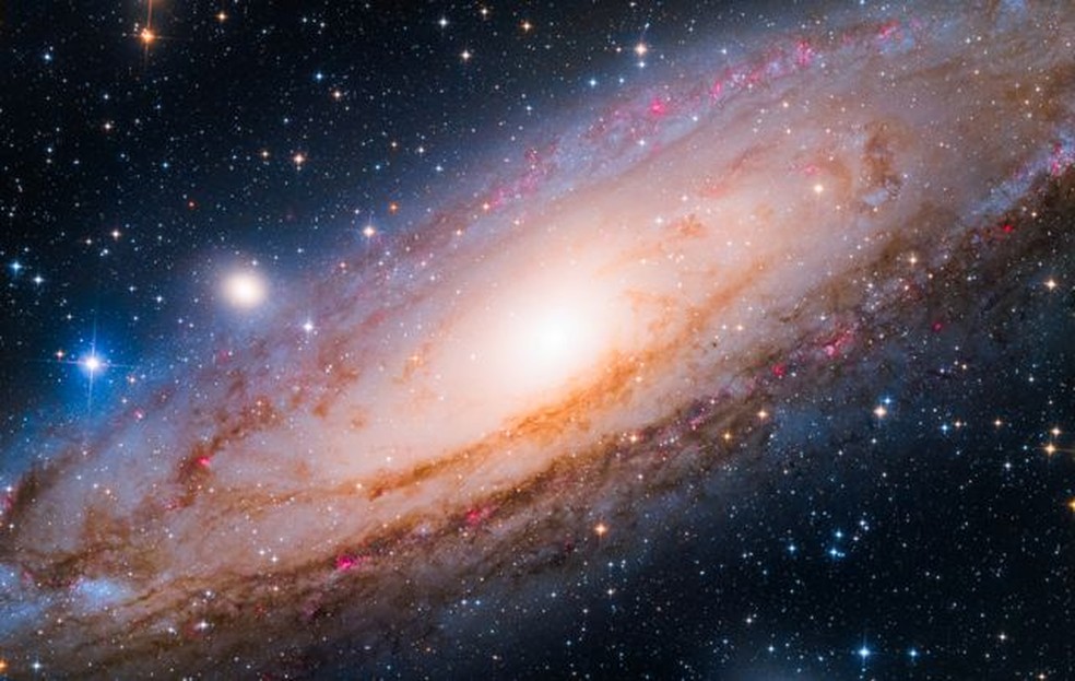 Galáxia de Andrômeda - Vencedora do prêmio Jovem Fotógrafo de Astronomia do Ano — Foto: YANG HANWEN, ZHOU ZEZHEN/BBC