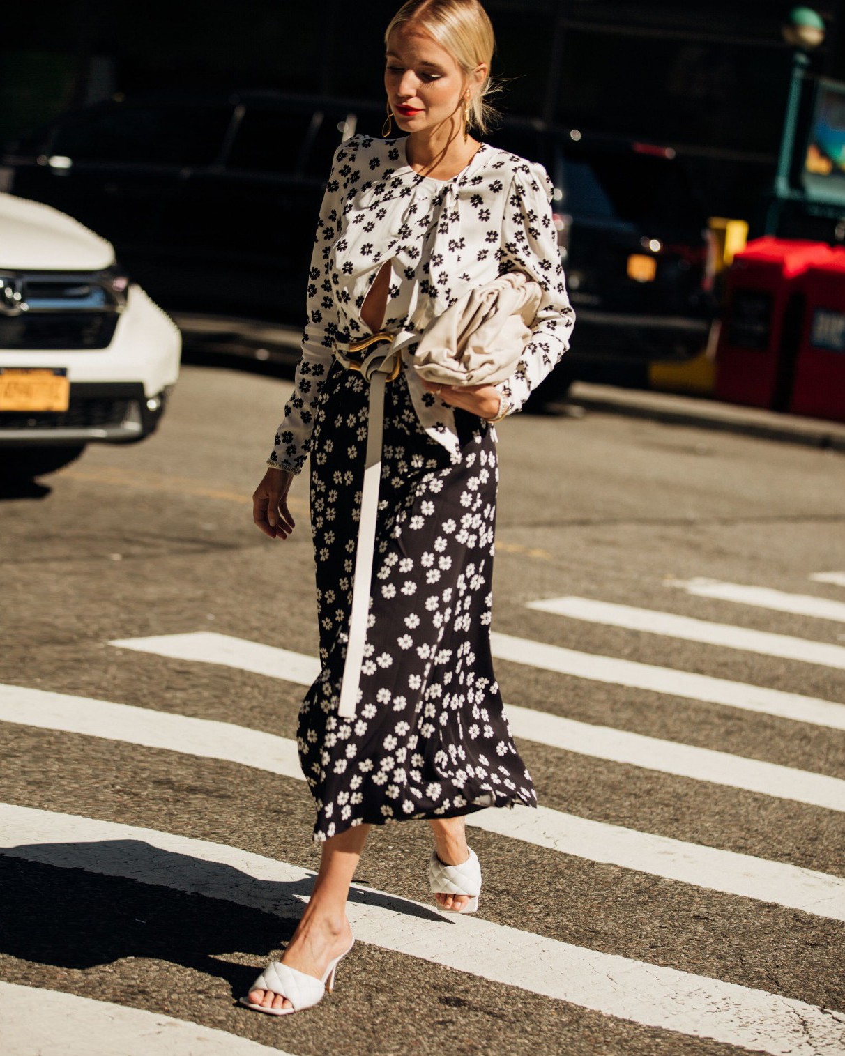 Resultado de imagem para A volta da elegÃ¢ncia: fashionistas apostam no romantismo no street style da NYFW