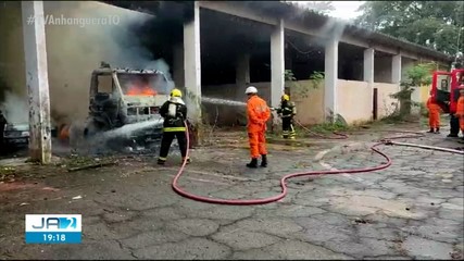 Em Araguaína, Bombeiros combatem incêndio em carros no pátio da PRF