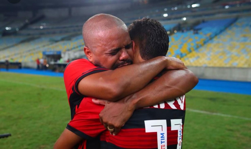 João Gabriel abraça o pai Lê, ex-jogador do Flamengo — Foto: Arquivo pessoal