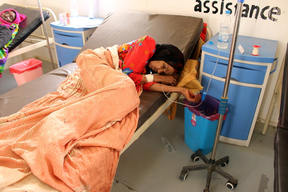 O conflito no Iêmen já causou uma crise humanitária no país. Na foto, uma paciente com cólera recebe atendimento na cidade de Islim, no noroeste do país, no dia 9 de junho. — Foto: Eissa Alragehi/Reuters