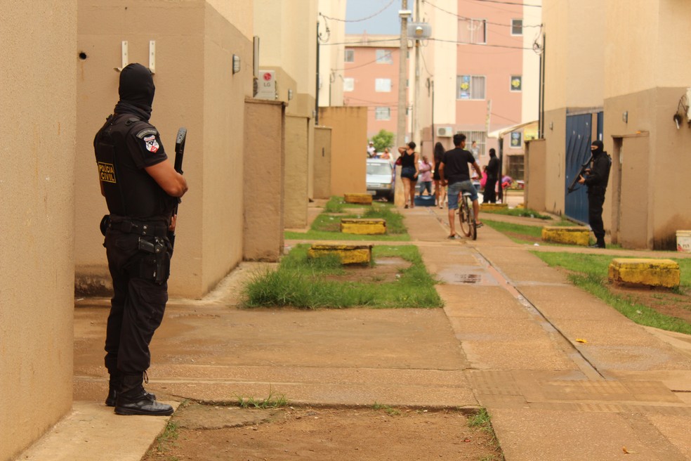 Policiais civis cercaram a área próxima a um dos locais alvos da operação no Condomínio Orgulho do Madeira, em Porto Velho.  — Foto: Pedro Bentes/G1
