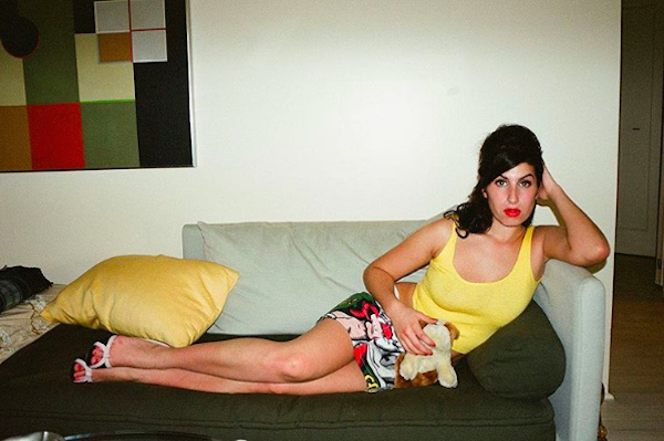 A cantora Amy Winehouse em foto de 2003 (Foto: Instagram)