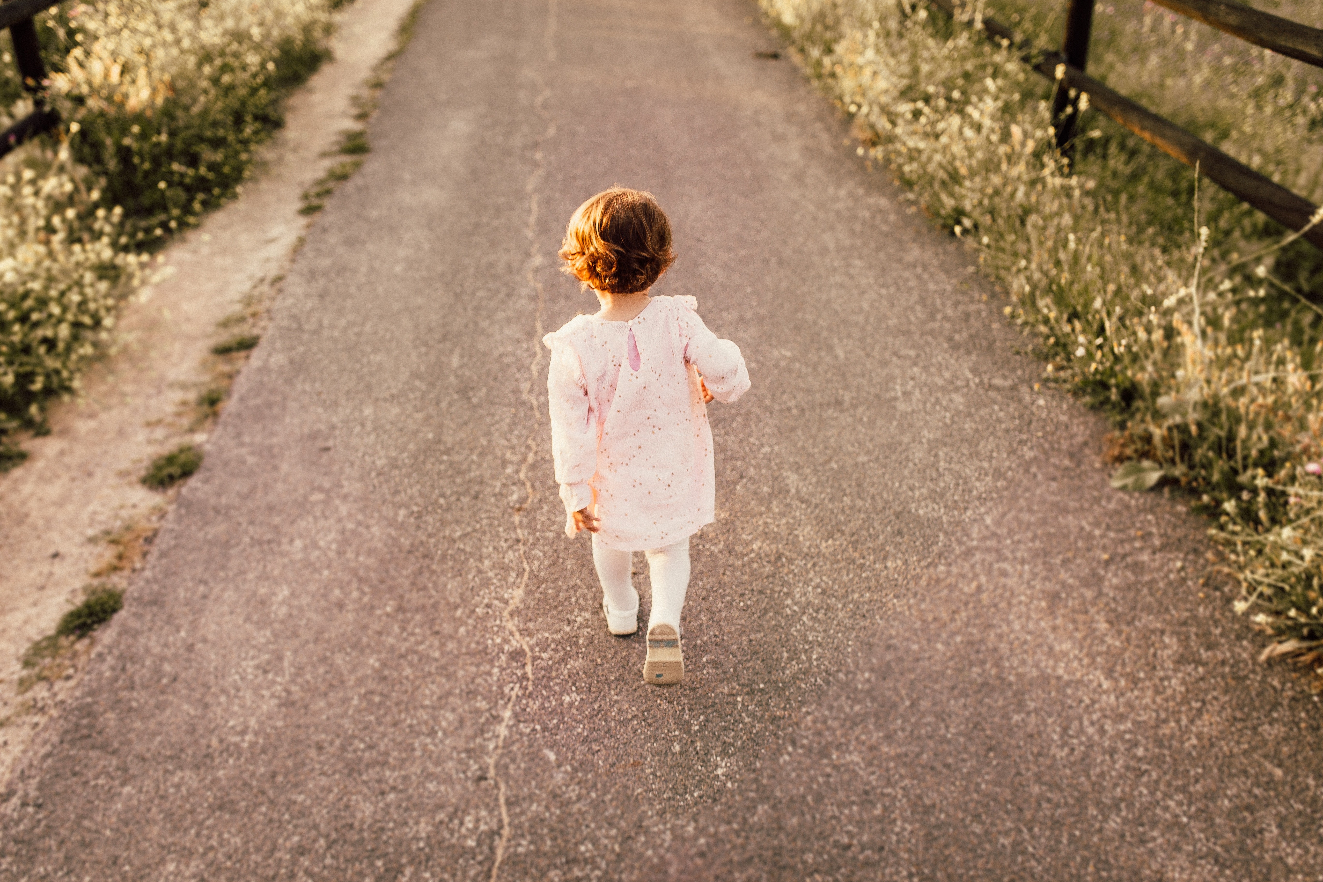 Imagem ilustrativa de criança caminhando por rua (Foto: Pexels)