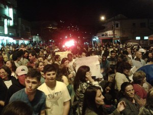 Manifestantes no Centro do distrito da Posse cobram melhorias em Petrópolis e no país (Foto: Jaqueline Garcia)