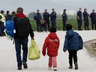 Centenas de migrantes são retirados de campo de Idomeni, em Lesbos 