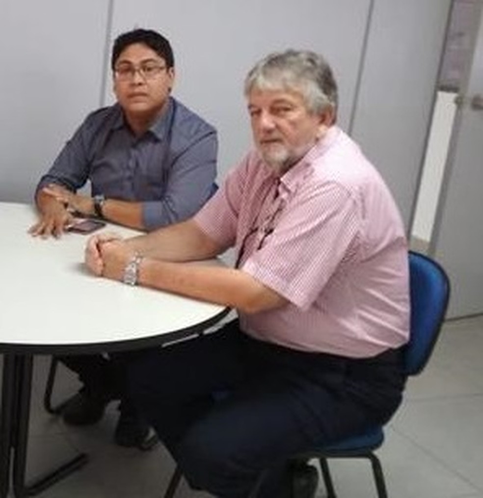 SecretÃ¡rio Helder Naulle (de azul) e prefeito Carlos Anibal Pedrozo (de rosa) presos na operaÃ§Ã£o em LadÃ¡rio (MS). â?? Foto: Prefeitura Municipal de LadÃ¡rio/ReproduÃ§Ã£o