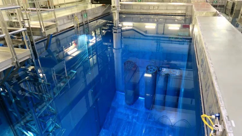 Submergir recipientes de lixo nuclear na água ajuda a bloquear as emissões radioativas (Foto: BBC)