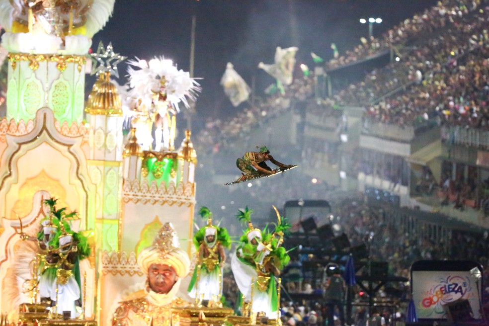 Aladim voando num tapete mágico na abertura do desfile campeão de 2017 da Mocidade Independente de Padre Miguel (Foto: Rodrigo Gorosito/G1)