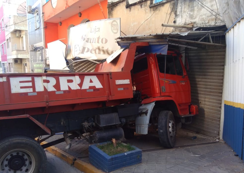 Caminhão perde freio em ladeira e só para após bater em loja em Aparecida — Foto: Guarda Civil Municipal/Divulgação