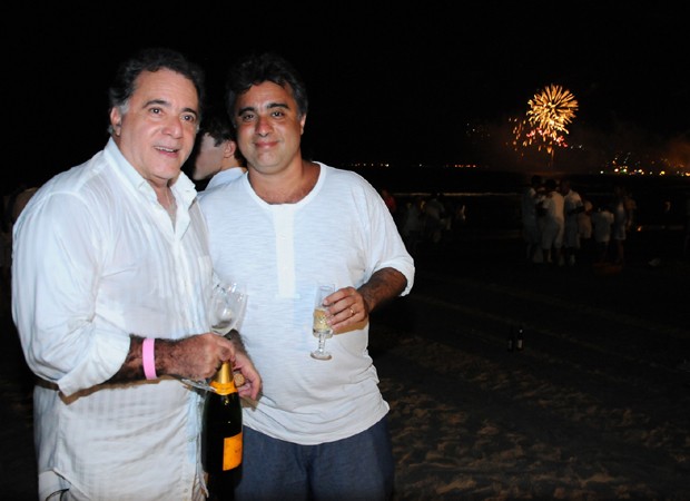 Tony Ramos dá um beijão na mulher em praia de Búzios ...