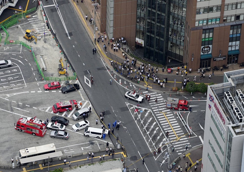 Oficiais japoneses próximos a local onde aconteceu o ataque ao ex-primeiro ministro Shizo Abe — Foto: Kyodo via REUTERS