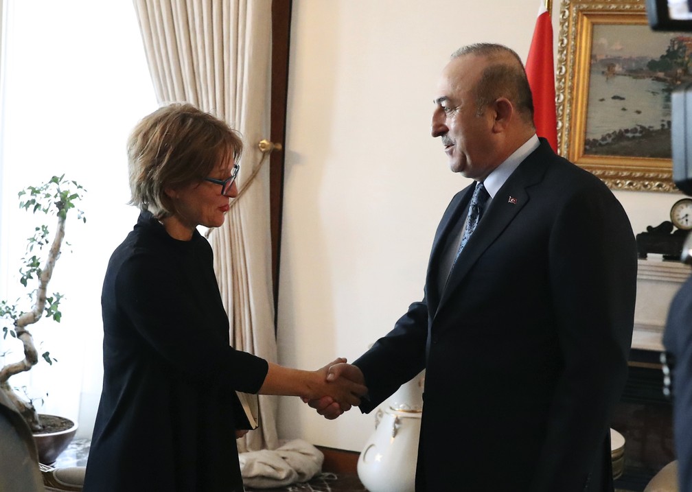 Relatora da ONU, Agnes Callamard, cumprimenta o ministro de RelaÃ§Ãµes Exteriores da Turquia, Mevlut Cavusoglu, antes de reuniÃ£o nesta segunda-feira (28) em Ancara â€” Foto: Cem Ozdel/Turkish Foreign Ministry via AP, Pool