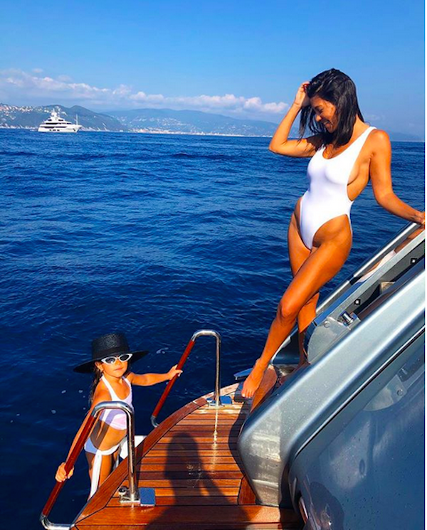 A socialite Kourtney Kardashian de férias na Itália com a filha Penelope (Foto: Instagram)